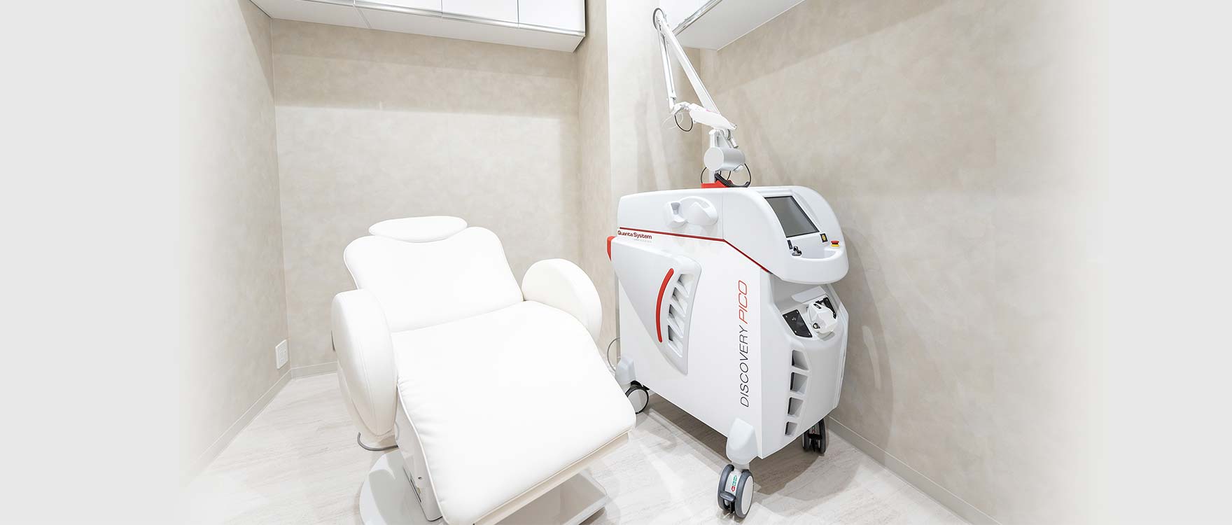 施術室と機器の写真