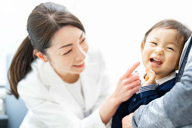小児の診察をする医師のイメージ写真