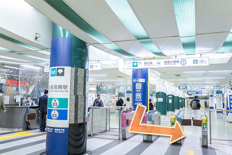 白金高輪駅の改札を出て左折してください